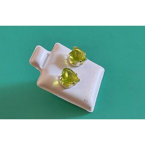 Beautiful 2 Ct Heart Cut Lime Peridot Sterling Silver Stud Earrings - Picture 2 of 2